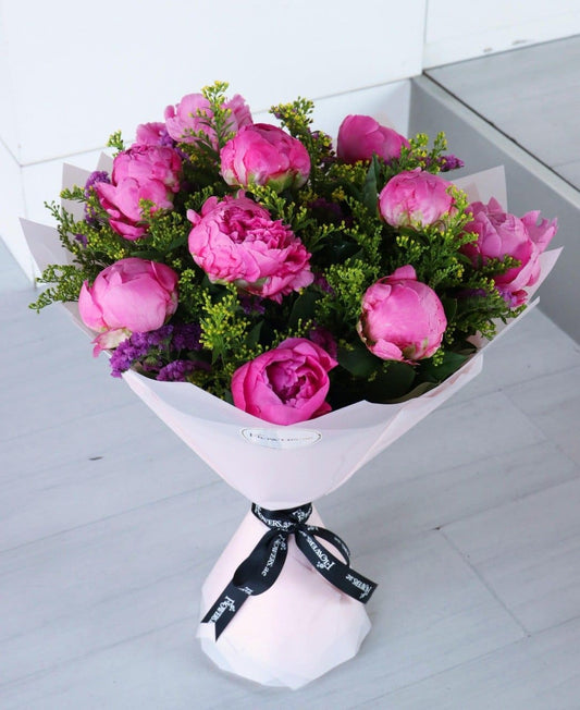 باقة أزهار الفاوانيا الأنيقة المربوطة يدوياً