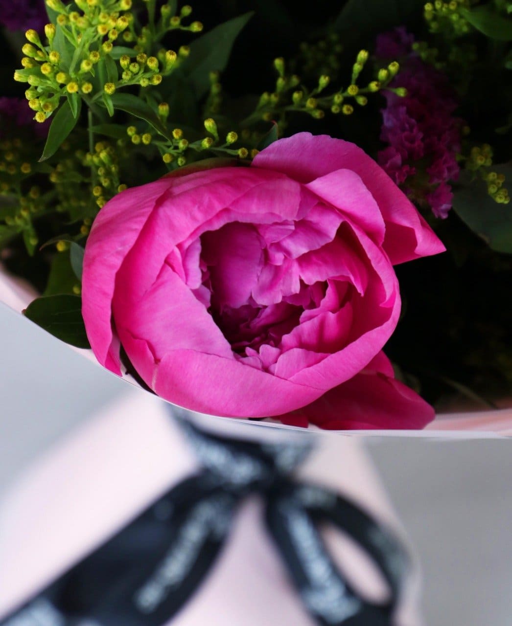 باقة أزهار الفاوانيا الأنيقة المربوطة يدوياً