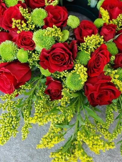 Classic Wreath Red &amp; Green - Harrys Flowers London