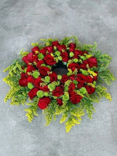 Classic Wreath Red & Green - Harrys Flowers London